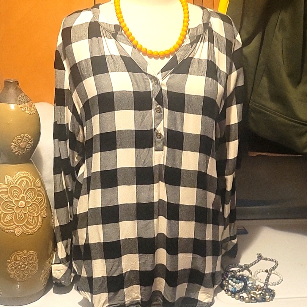 Universal Thread Women and White blouse